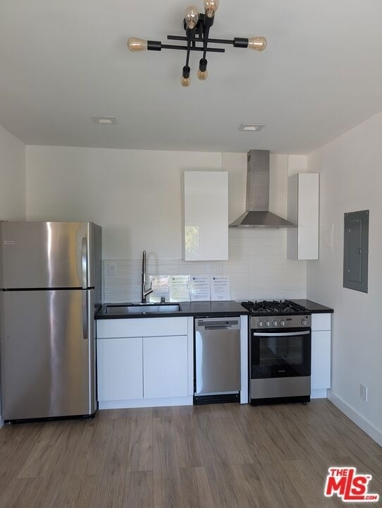 2626 Cloverfield Boulevard - Photo 2