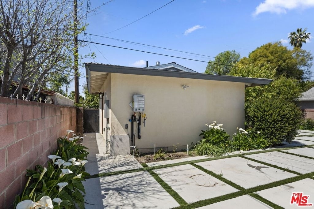 6229 Sylvia Avenue - Photo 5