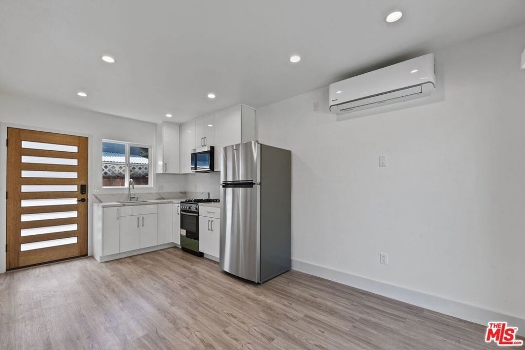 6229 Sylvia Avenue - Photo 10
