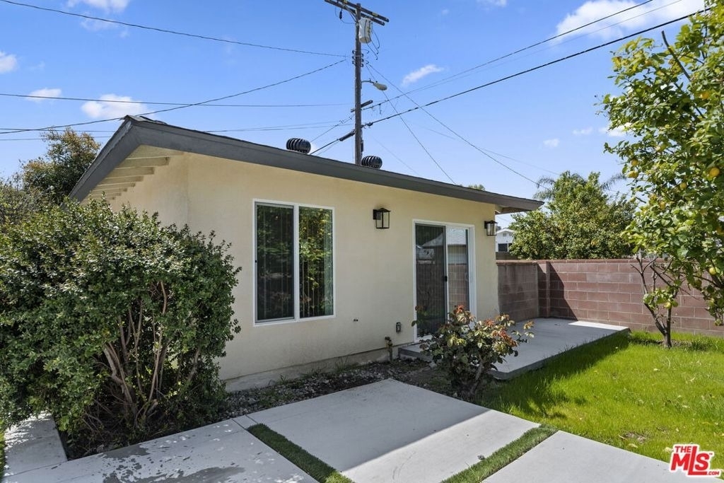 6229 Sylvia Avenue - Photo 3