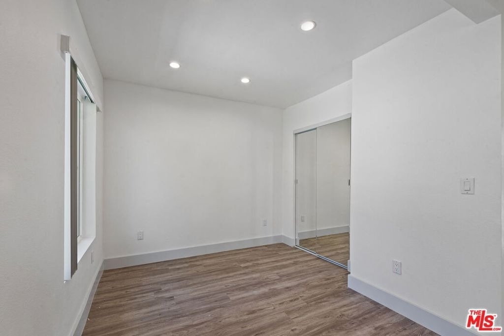 6229 Sylvia Avenue - Photo 8