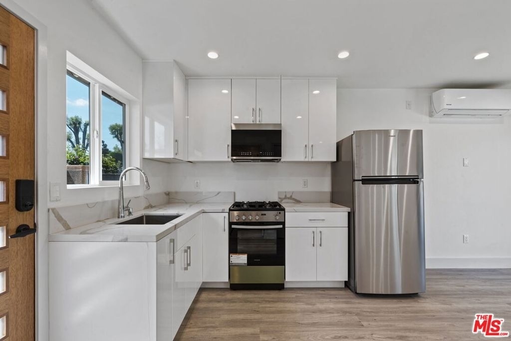 6229 Sylvia Avenue - Photo 11