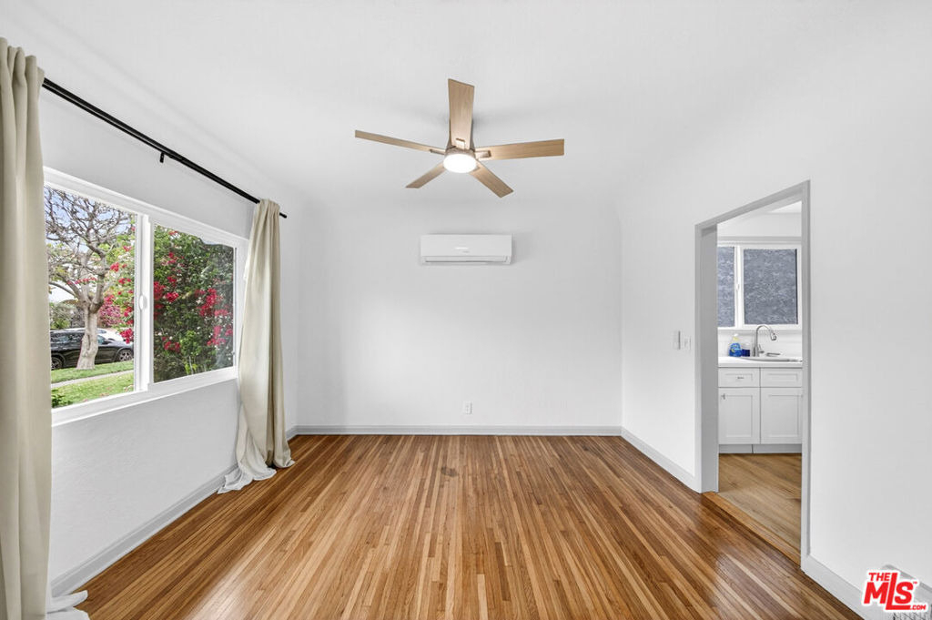 1050 S Hayworth Avenue - Photo 3