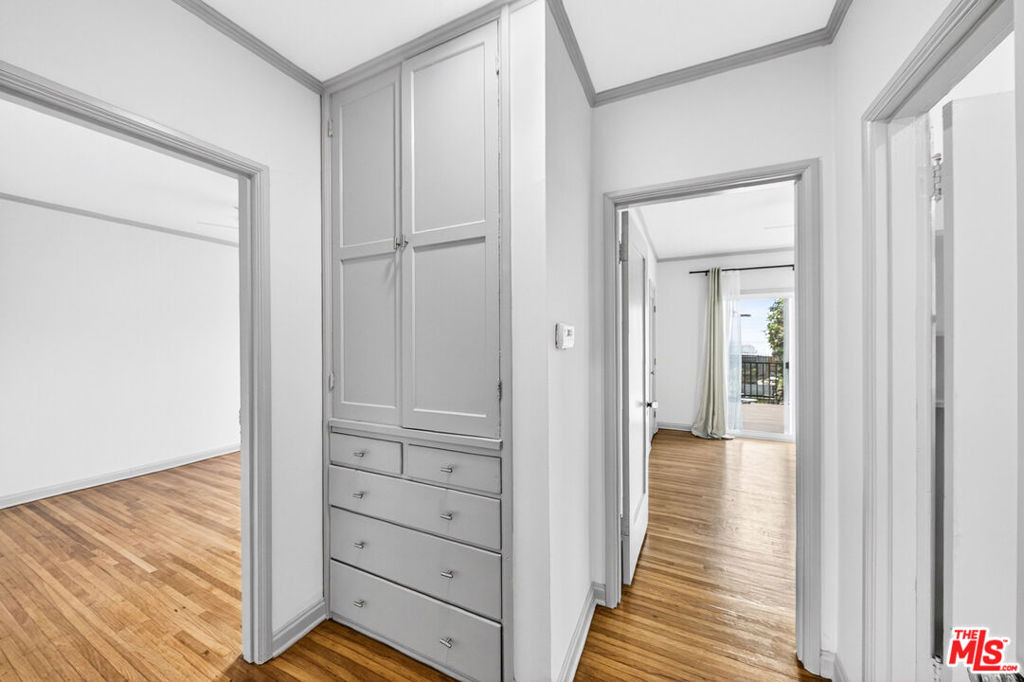 1050 S Hayworth Avenue - Photo 5