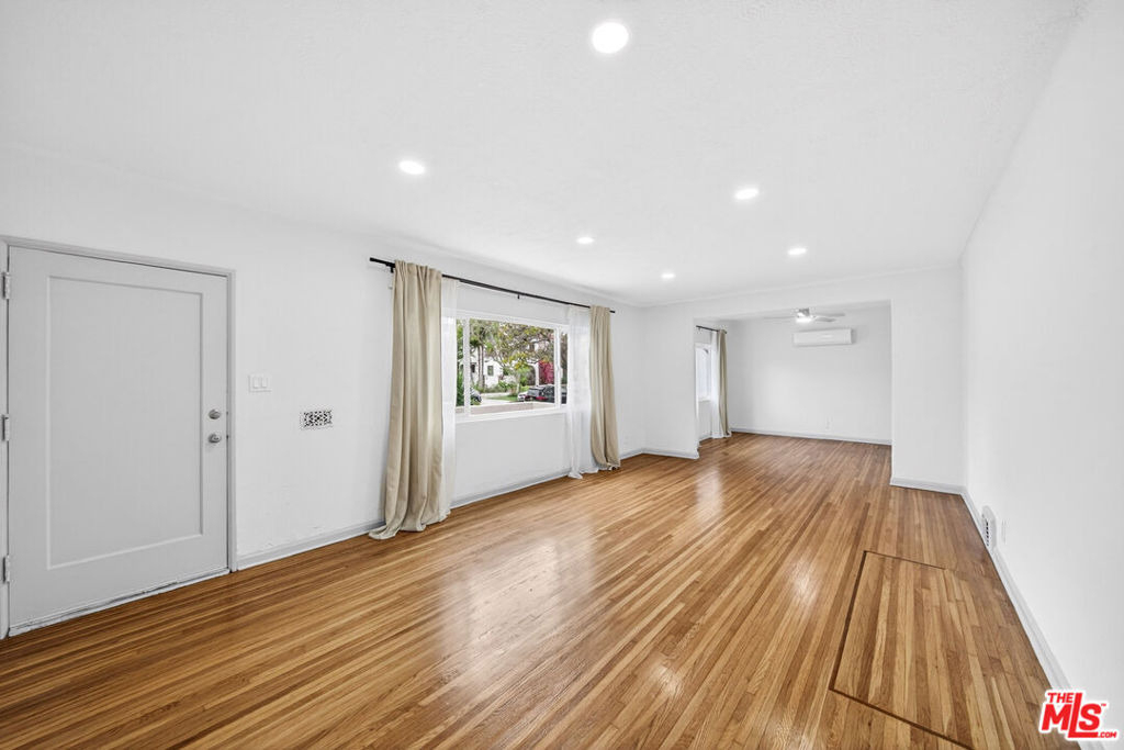 1050 S Hayworth Avenue - Photo 1
