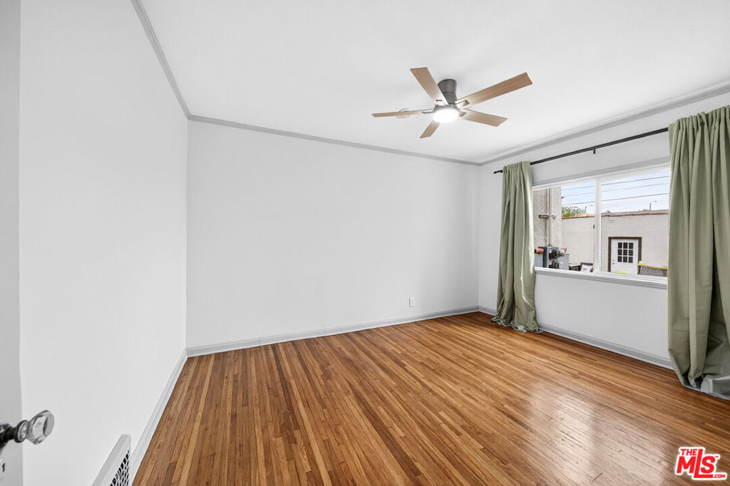 1050 S Hayworth Avenue - Photo 8