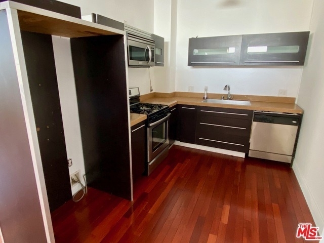 652 Mateo Street - Photo 4