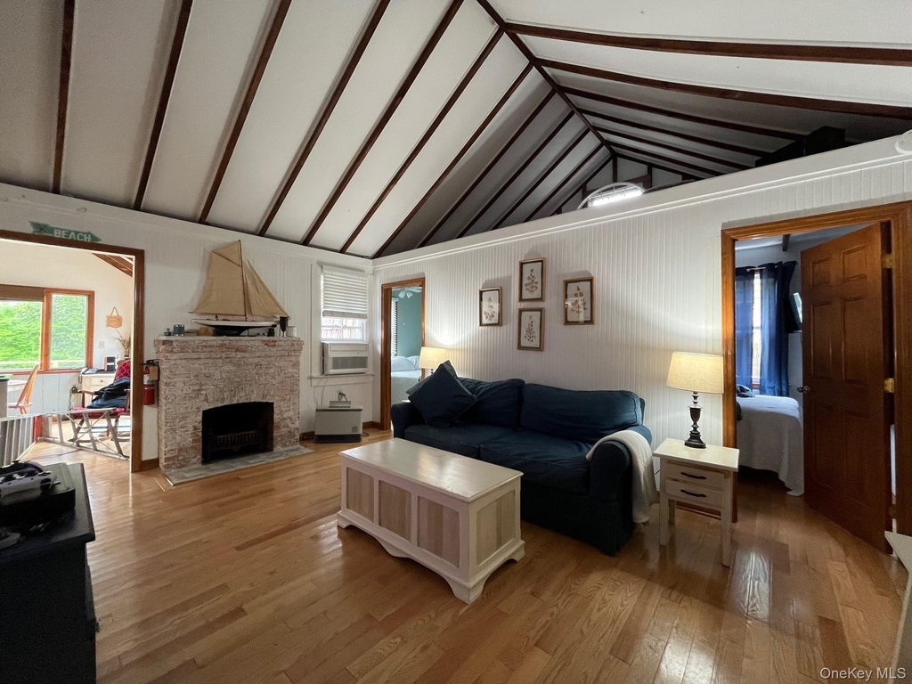 896 Evergreen - Photo 2