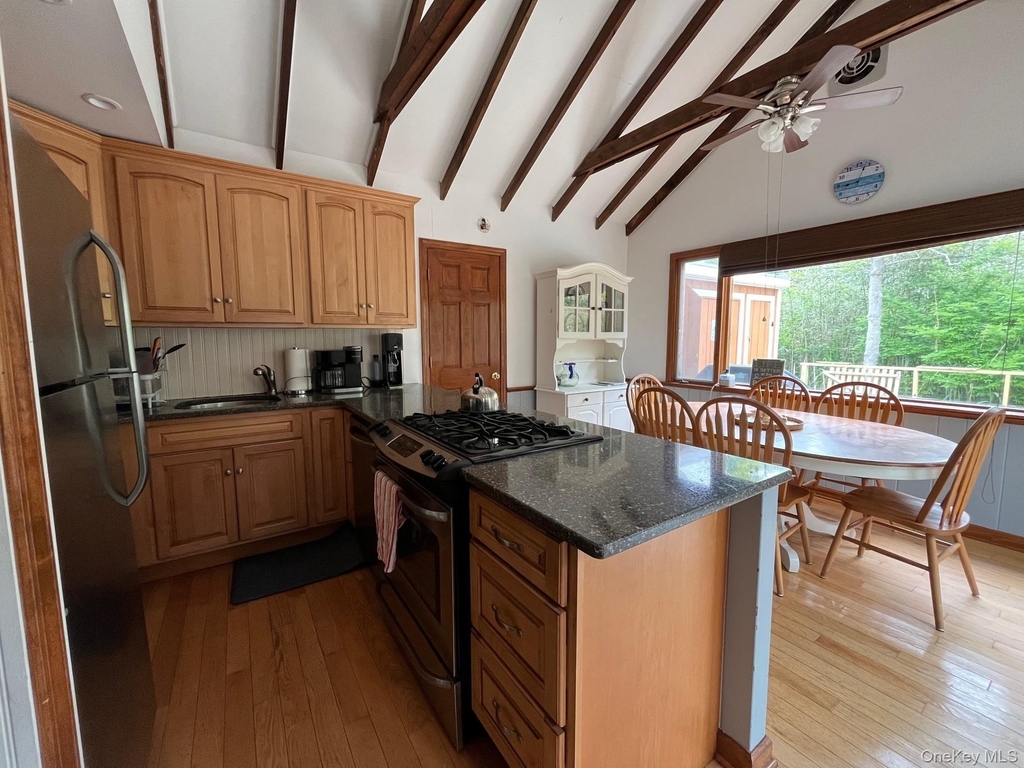 896 Evergreen - Photo 3