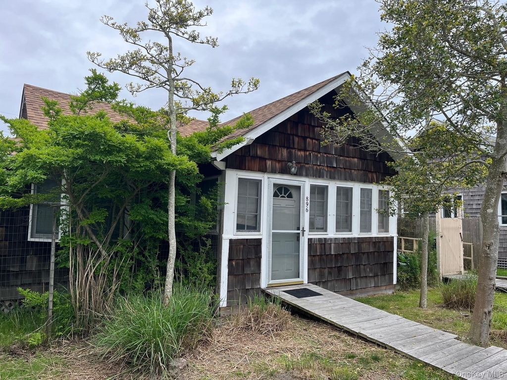 896 Evergreen - Photo 1