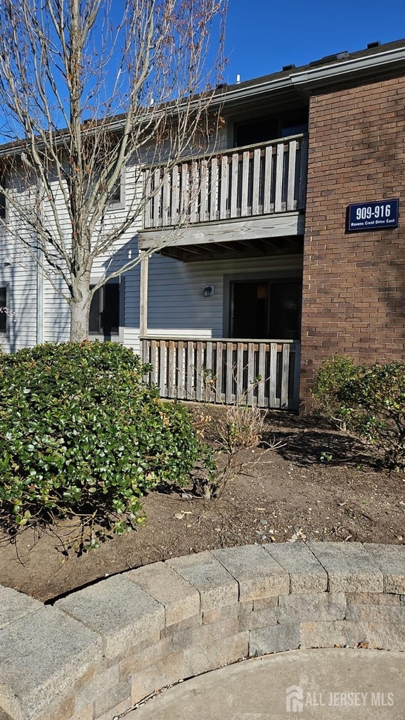 909 Ravens Crest Drive E - Photo 0
