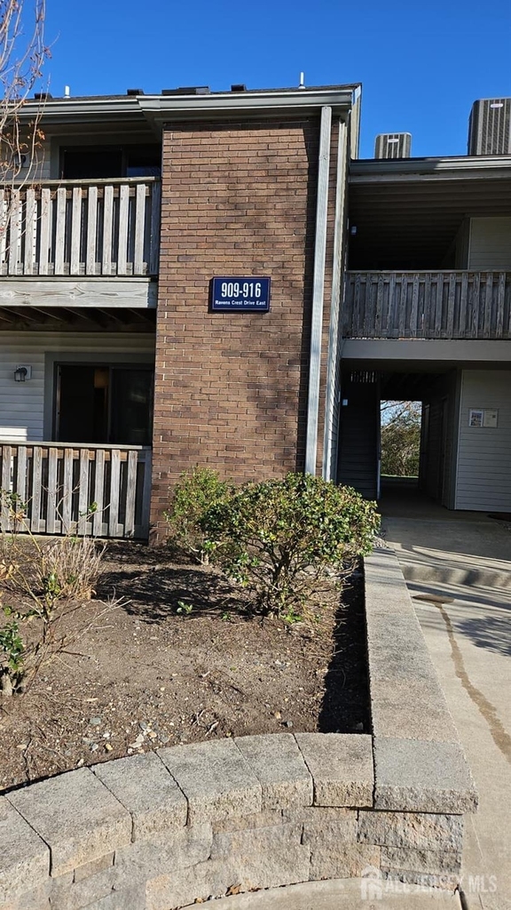 909 Ravens Crest Drive E - Photo 1