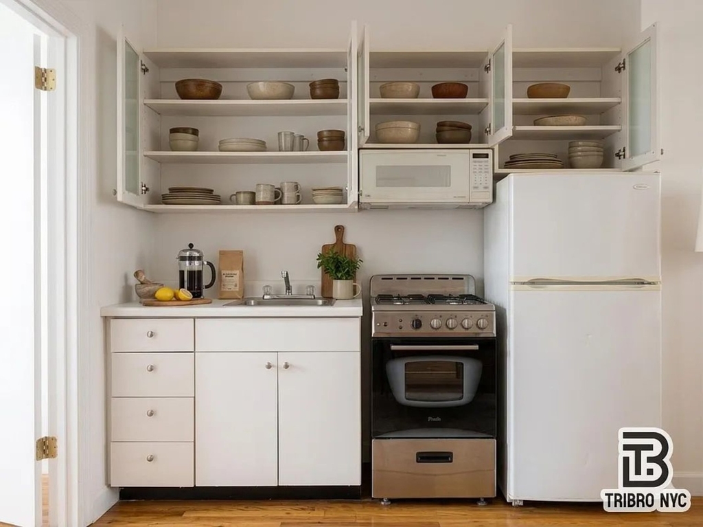 192 Bleecker Street - Photo 2