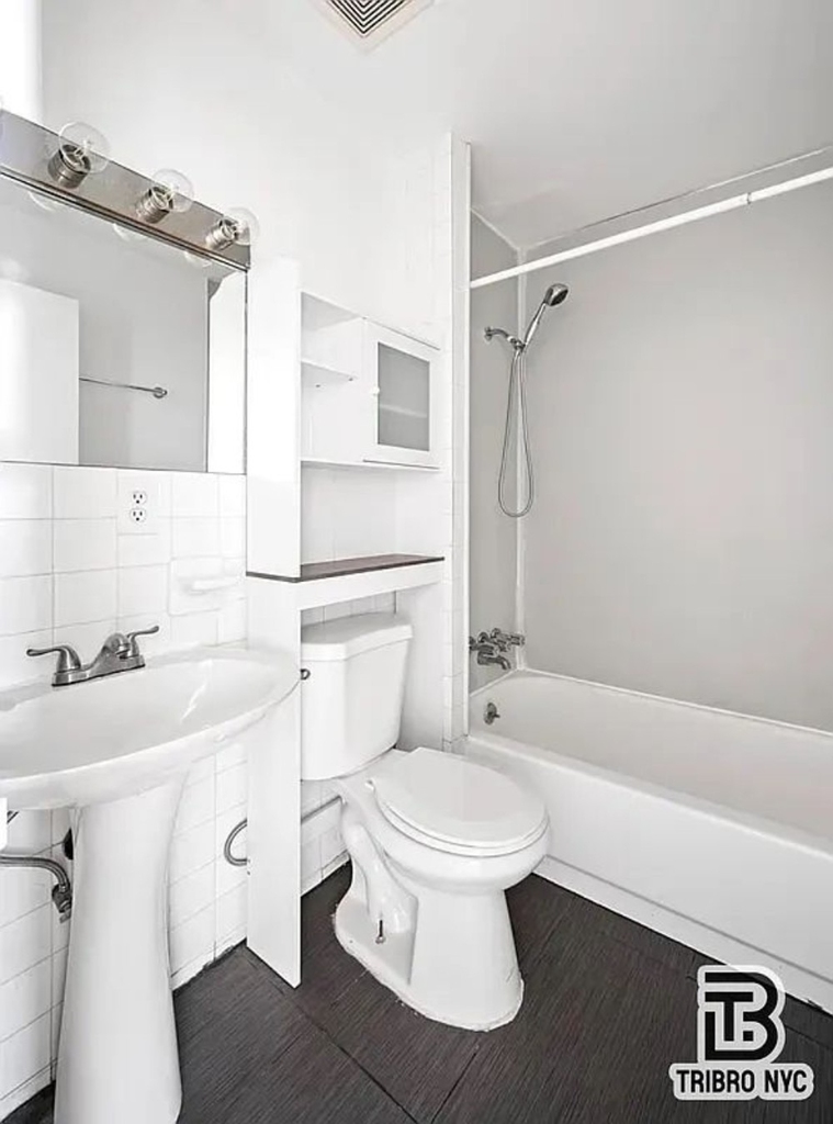 307 E 104th Street - Photo 3