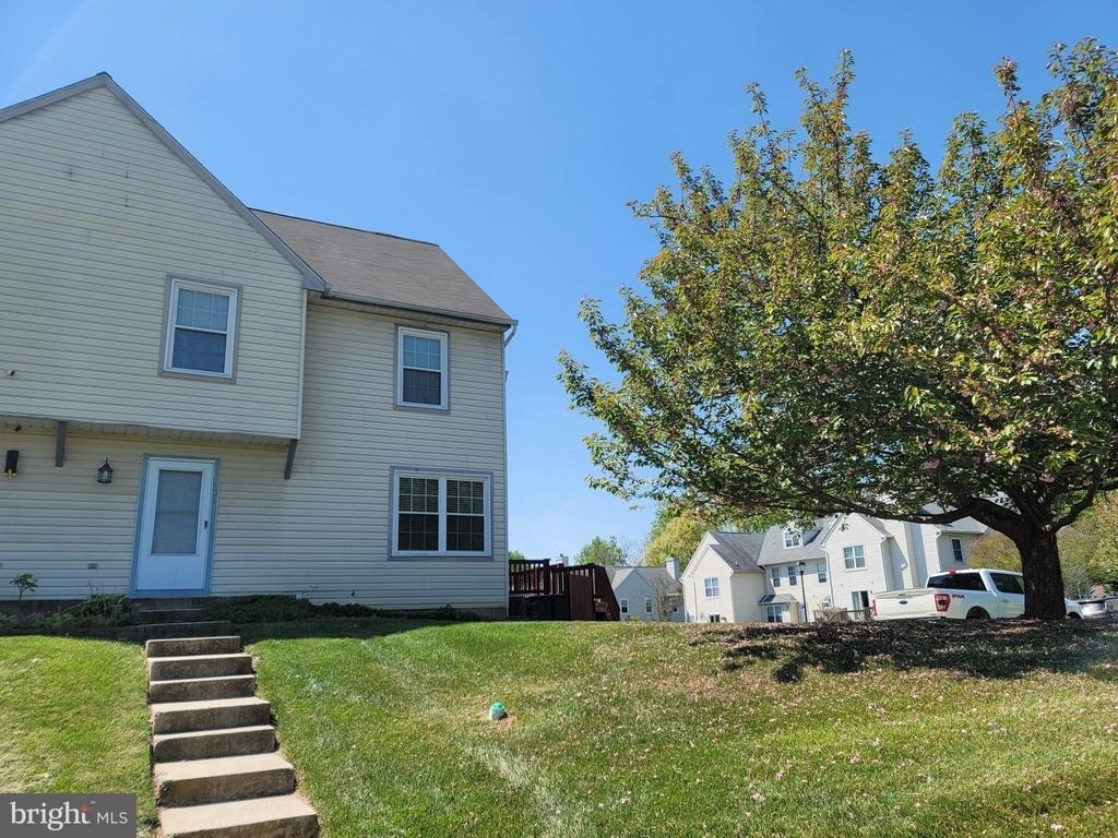 401 Darby Lane - Photo 0