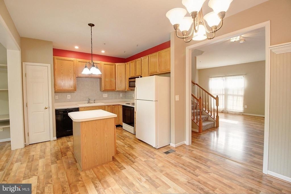 6135 Newport Terrace - Photo 5