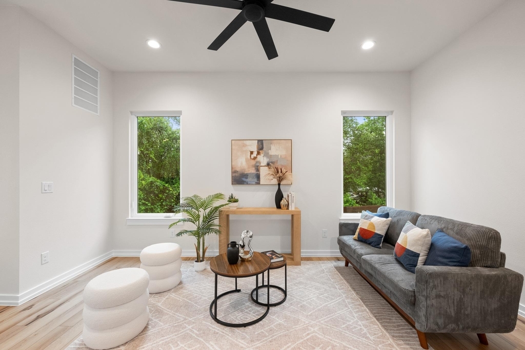2309 Montopolis Dr - Photo 2