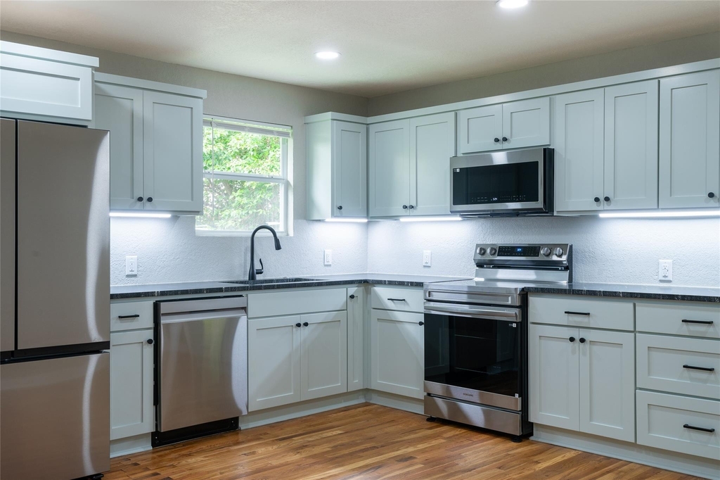 329 Flores St - Photo 8