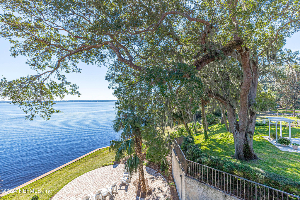 2099 Winterbourne Drive W - Photo 61