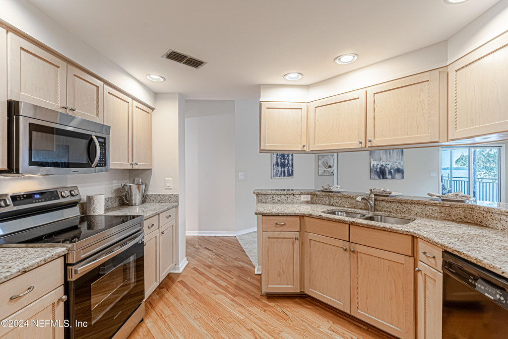 2099 Winterbourne Drive W - Photo 17