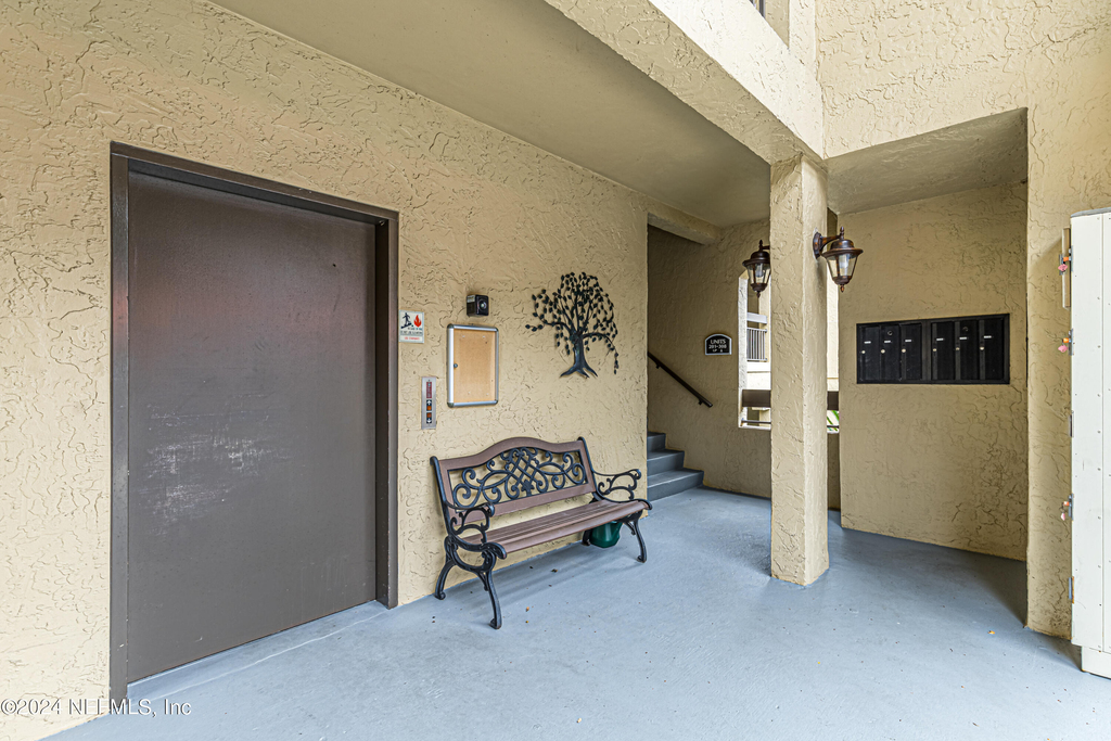 2099 Winterbourne Drive W - Photo 9