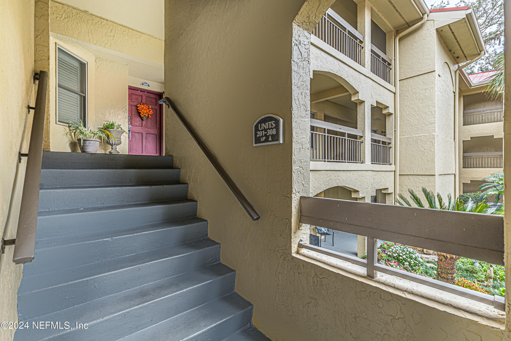 2099 Winterbourne Drive W - Photo 10