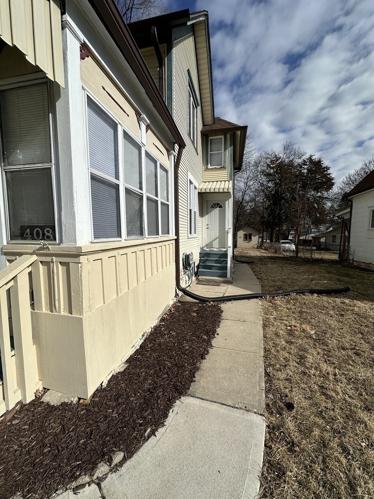 408 S Gardiner Avenue - Photo 2
