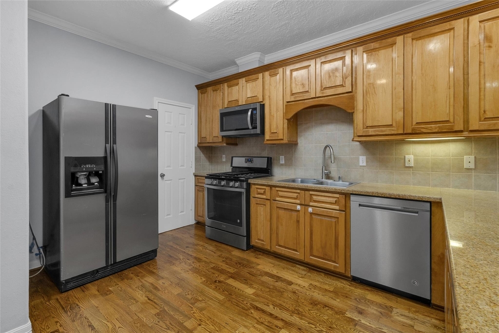 341 W 23rd Street - Photo 4