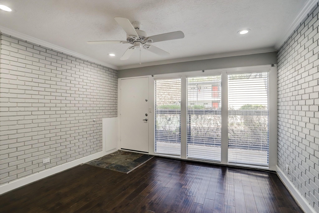 1501 Hyde Park Boulevard - Photo 6