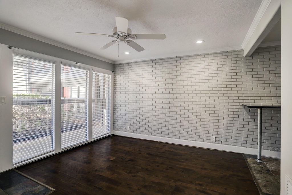1501 Hyde Park Boulevard - Photo 7