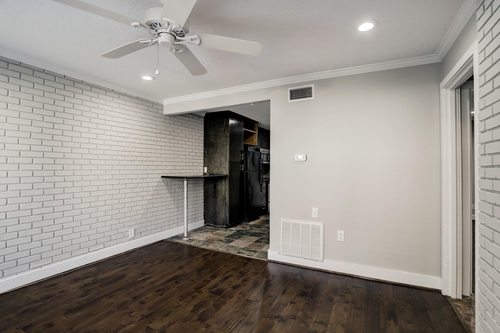 1501 Hyde Park Boulevard - Photo 3