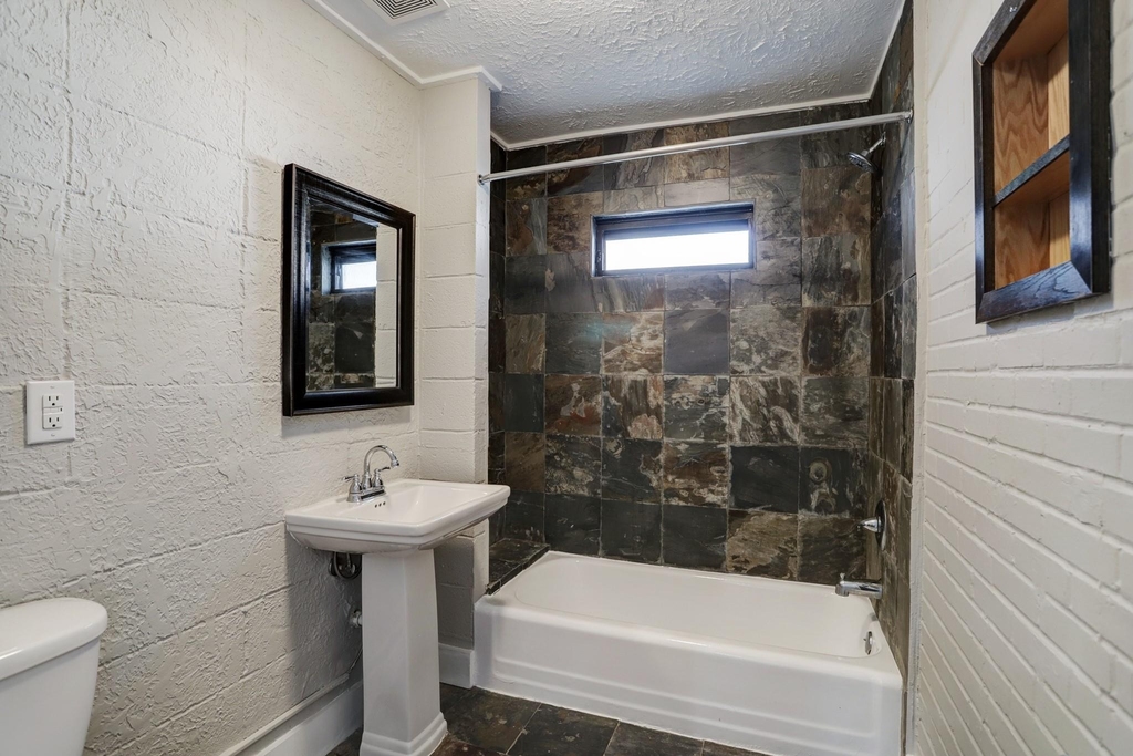 1501 Hyde Park Boulevard - Photo 8