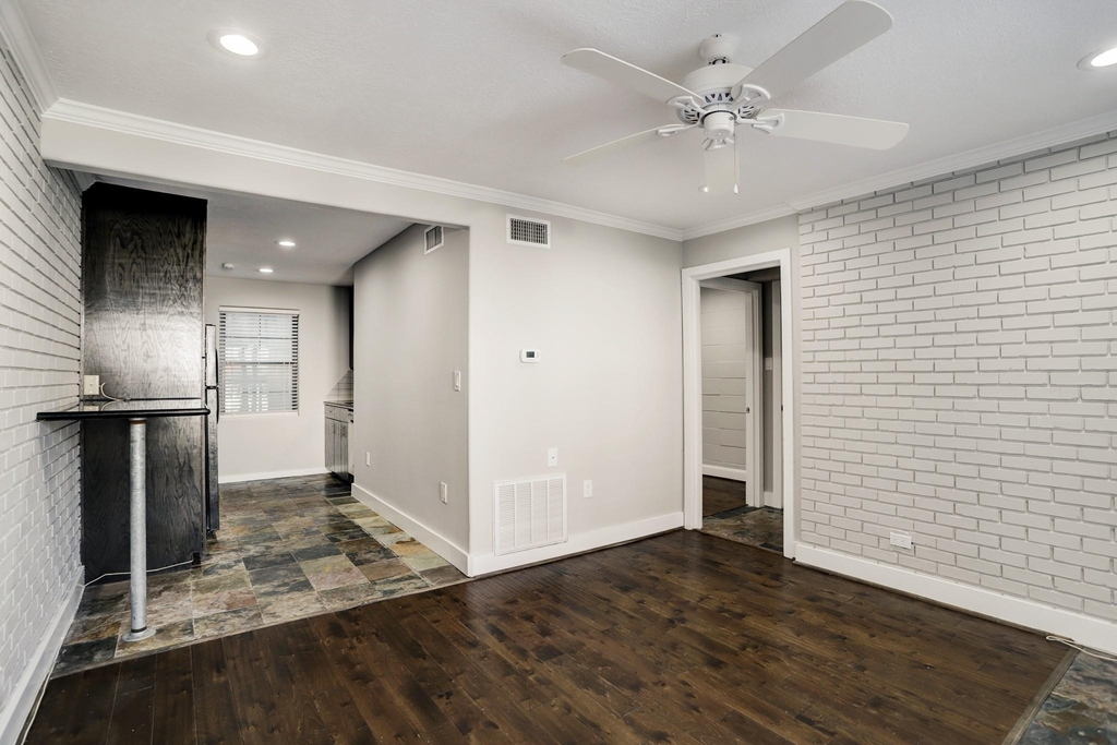 1501 Hyde Park Boulevard - Photo 4