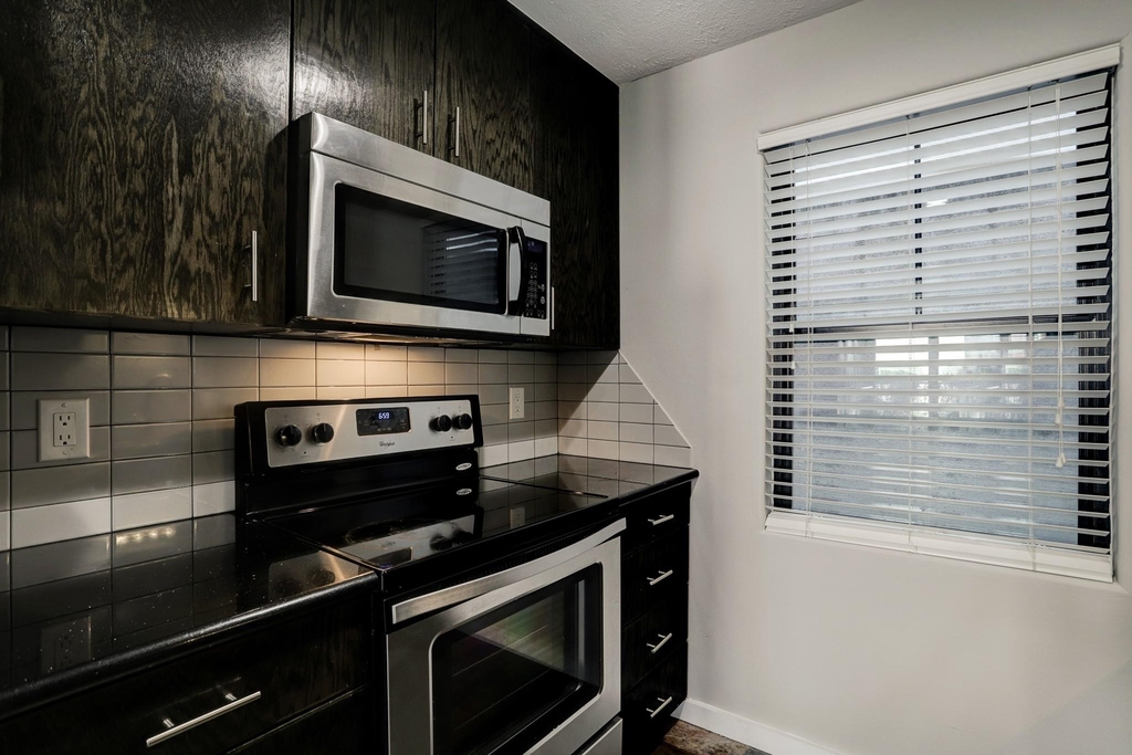 1501 Hyde Park Boulevard - Photo 2