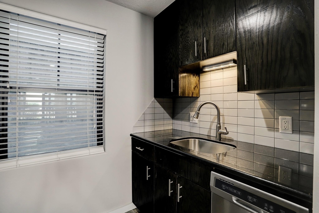 1501 Hyde Park Boulevard - Photo 1