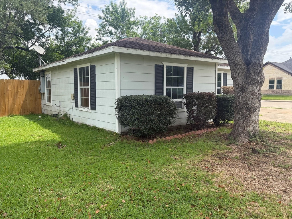 1319 Bernard Street - Photo 1