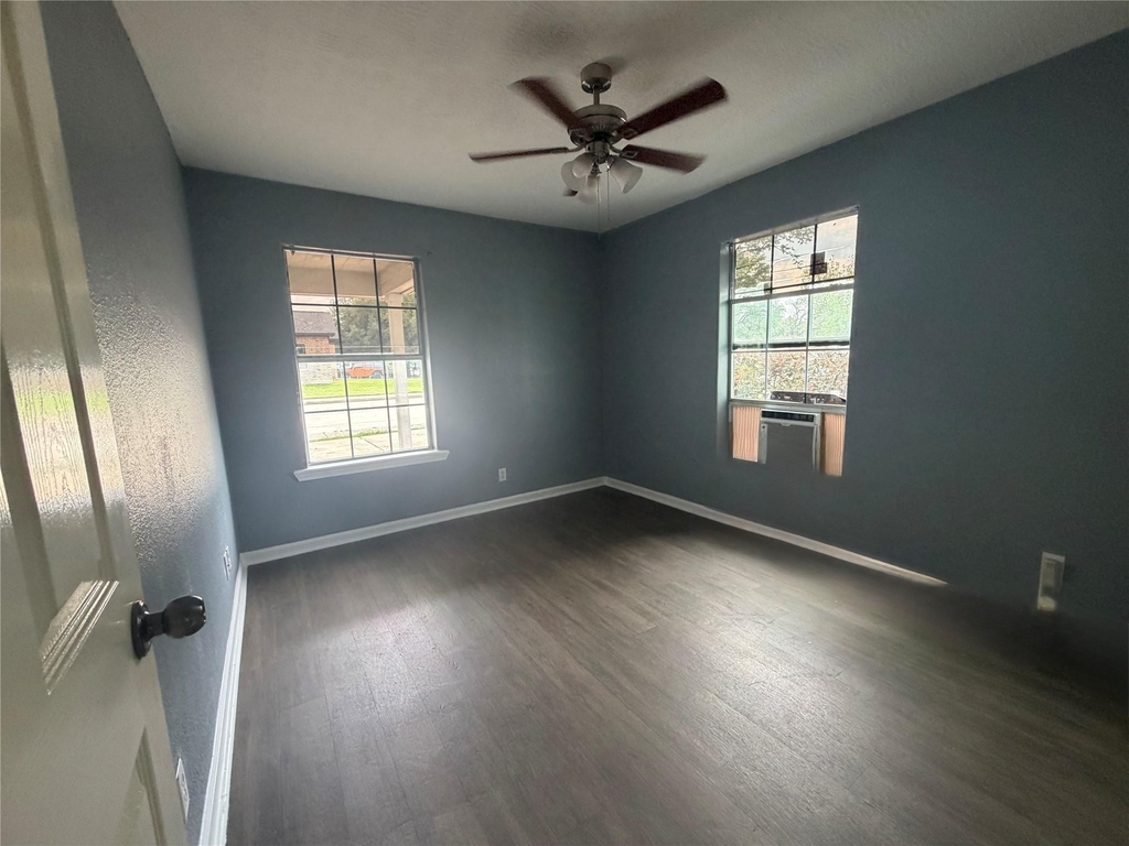 1319 Bernard Street - Photo 8