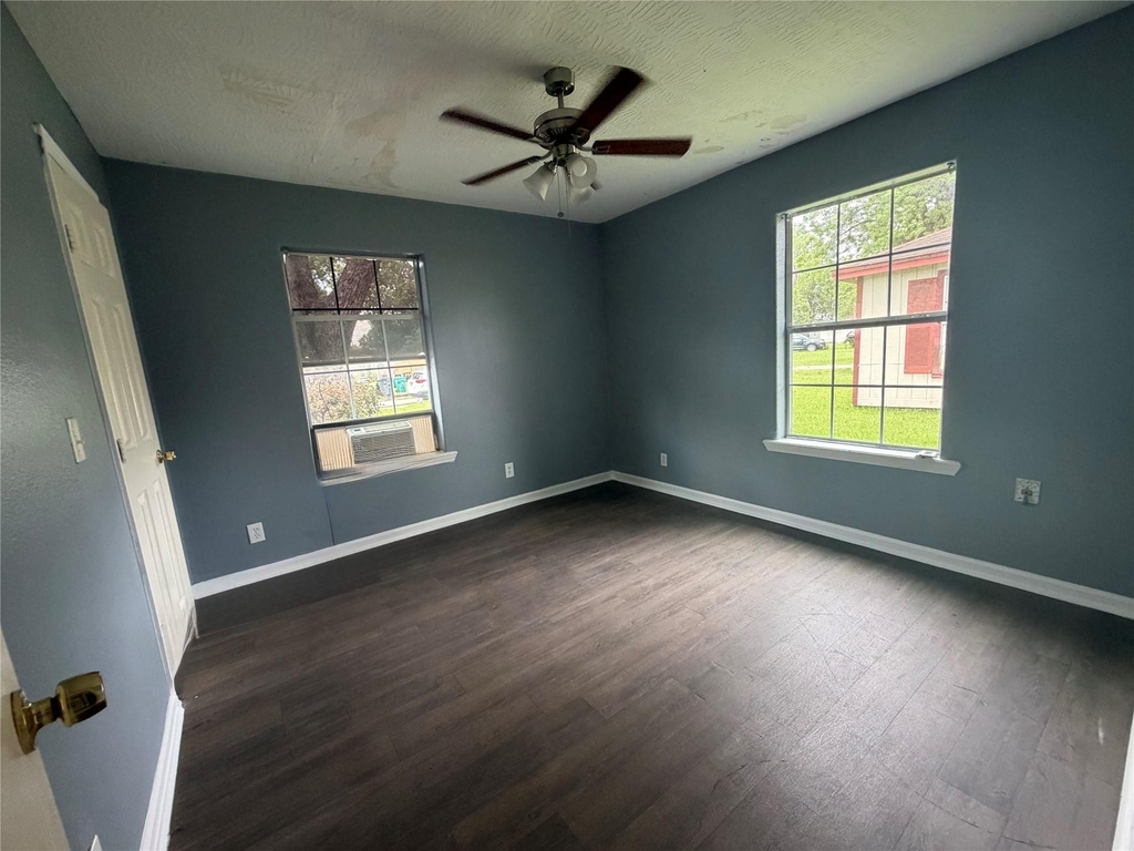 1319 Bernard Street - Photo 9