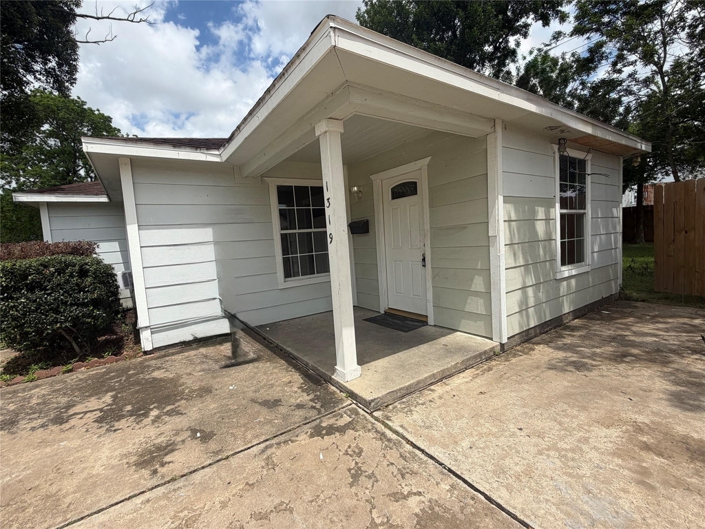 1319 Bernard Street - Photo 2