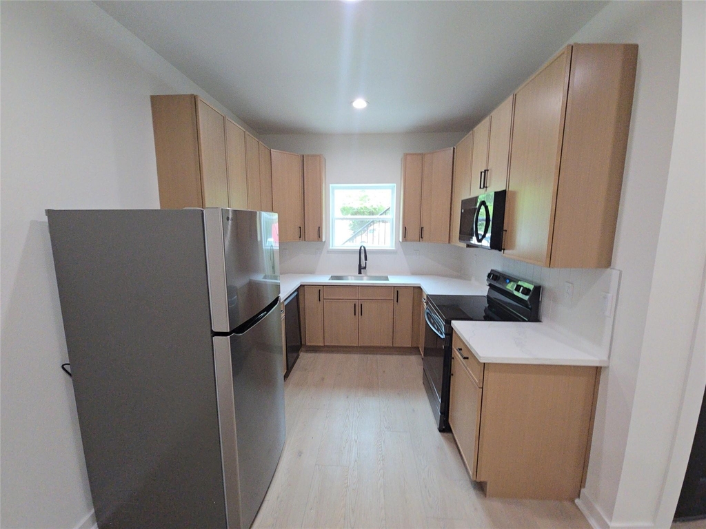 8101 Venus Street - Photo 3