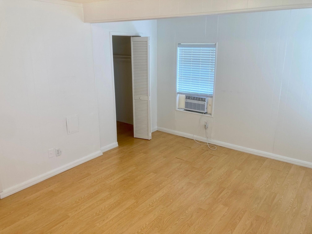 6927 Ave O - Photo 2