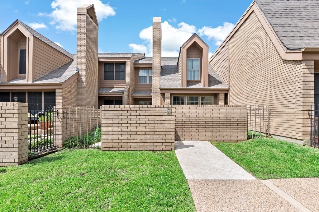 3122 Camelot Drive - Photo 0