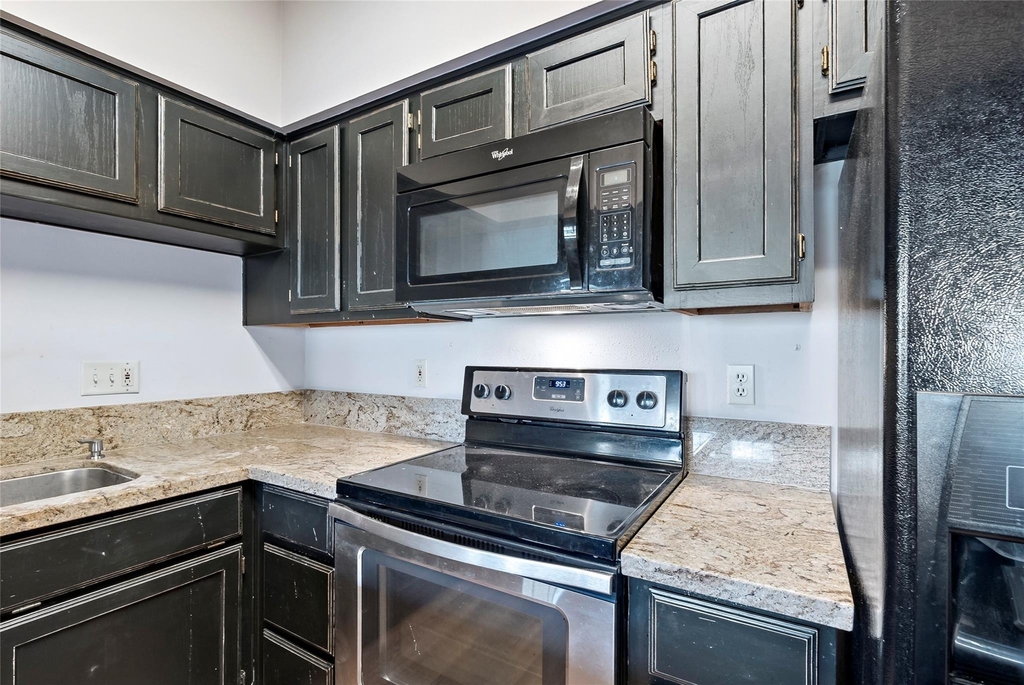 3122 Camelot Drive - Photo 11