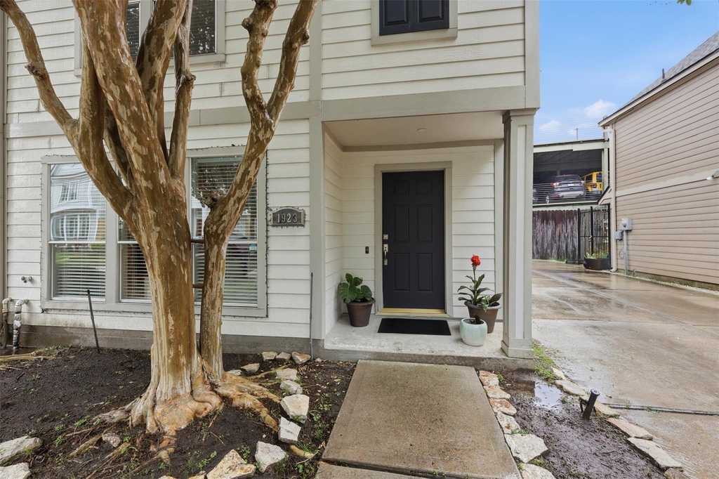 1923 Bailey Street - Photo 2