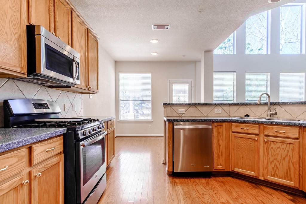 2918 Five Oaks Drive - Photo 9