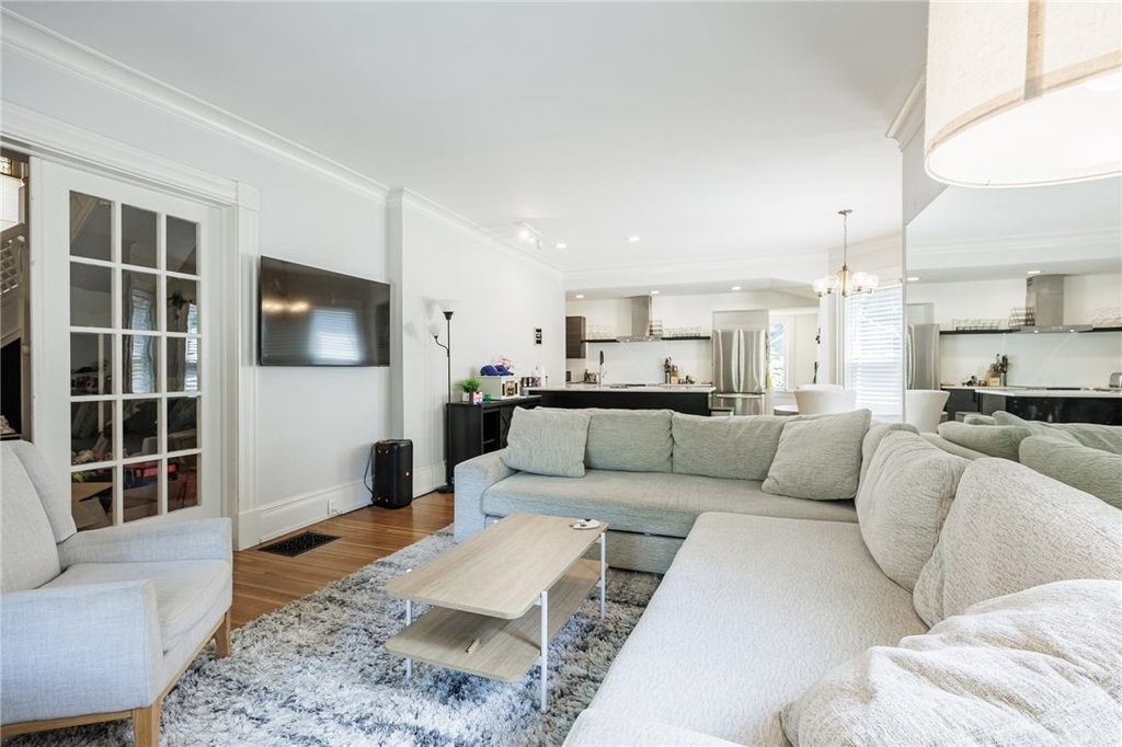 256 Oxford Street - Photo 2