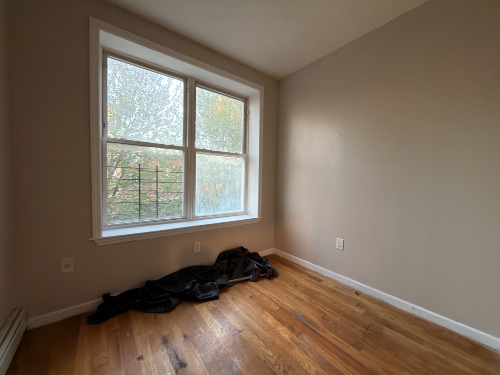 658 Warwick Street - Photo 1