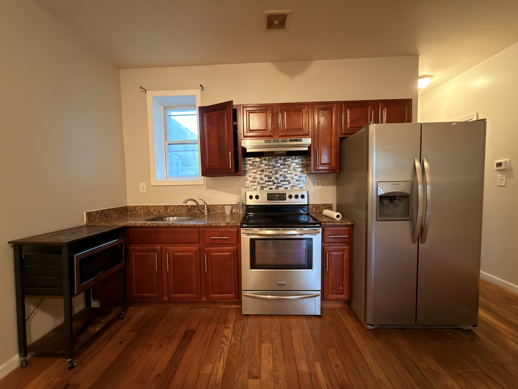 658 Warwick Street - Photo 2