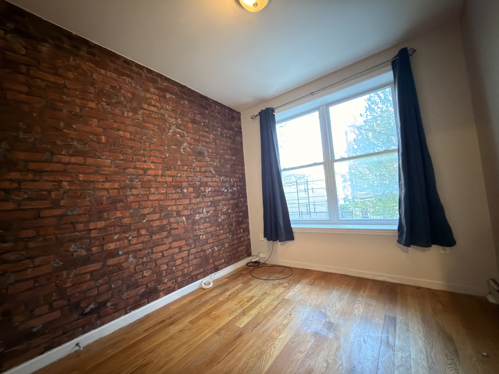 658 Warwick Street - Photo 0