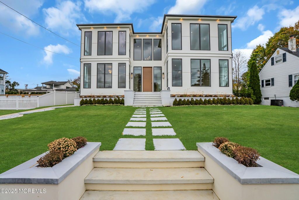 19 Clarence Avenue - Photo 0